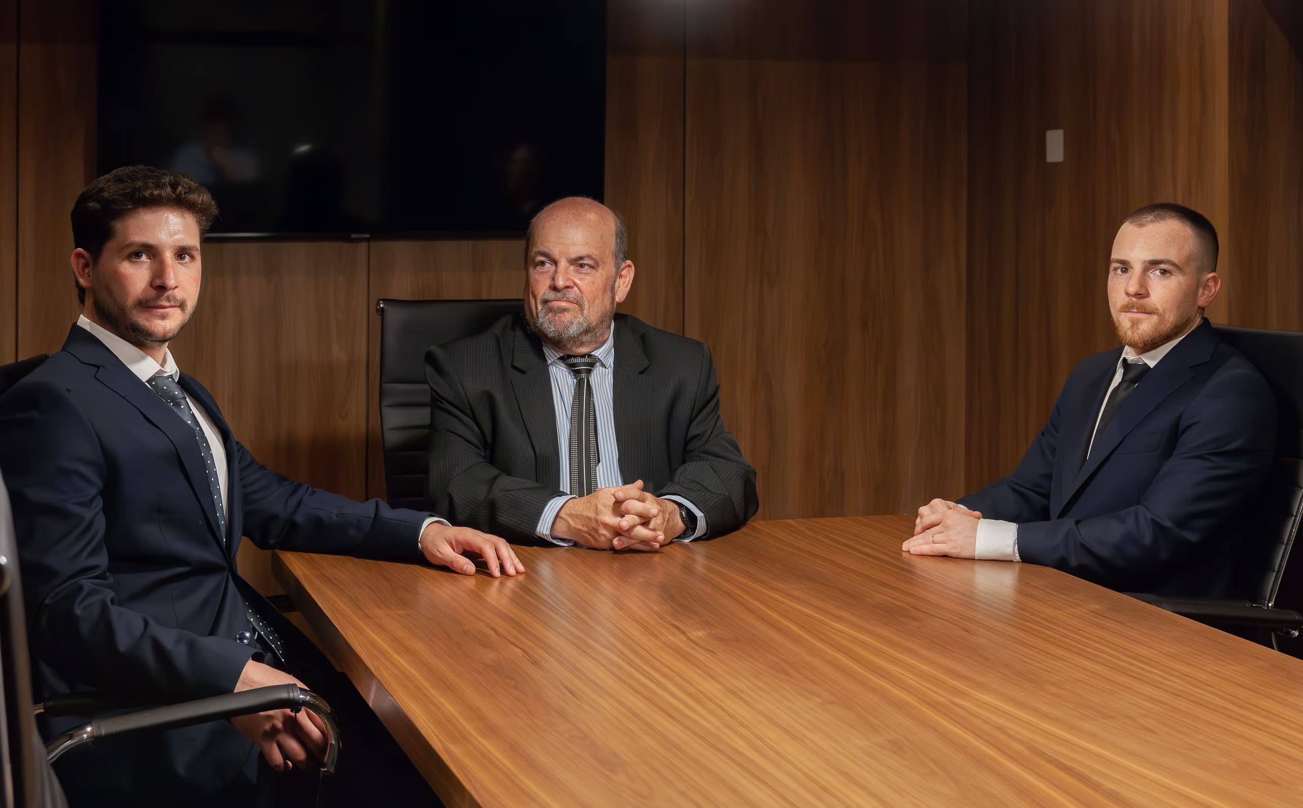 Los socios de Froimovici & Asociados reunidos en la sala de reuniones del estudio
